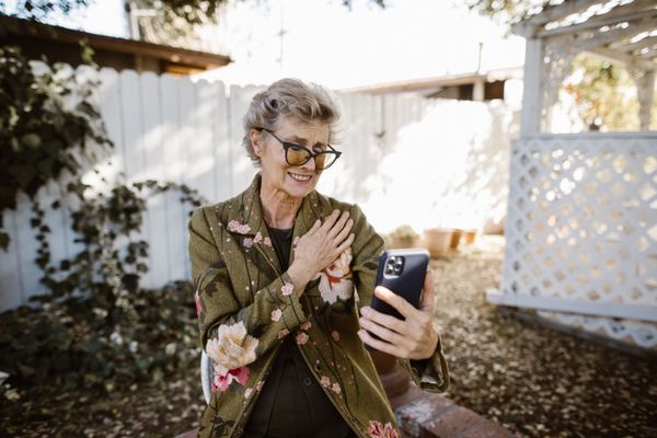 Idosa utilizando smartphone