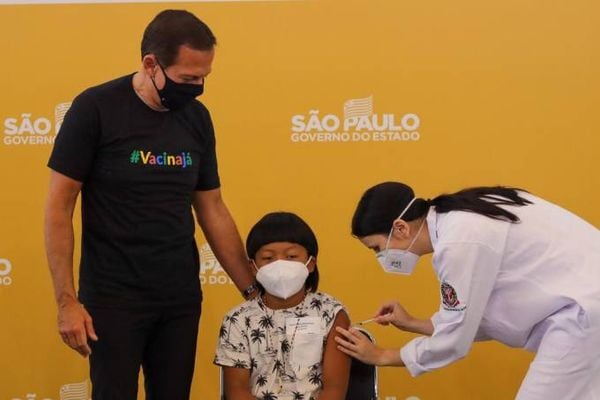 Indígena da etnia Xavante, Davi, de 8 anos, foi a primeira criança vacinada no Brasil 