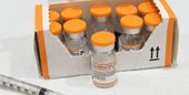 O frasco da vacina de Covid-19 da Pfizer para crianças terá cor laranja