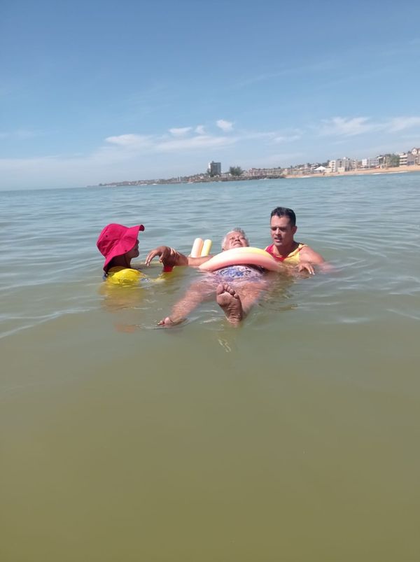Projeto oferta banho de mar a pessoas com deficiência física em Marataízes  por Divulgação/ PMM