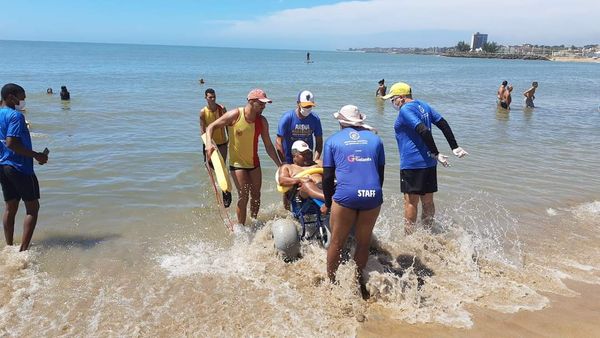 Projeto oferta banho de mar a pessoas com deficiência física em Marataízes por Divulgação/ PMM