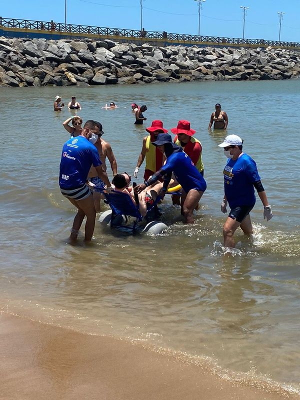 Projeto oferta banho de mar a pessoas com deficiência física em Marataízes por Divulgação/ PMM