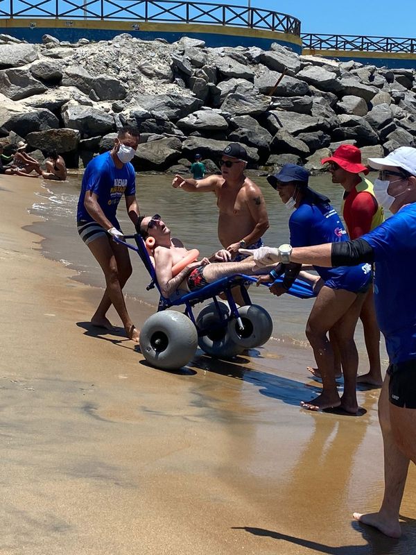 Projeto oferta banho de mar a pessoas com deficiência física em Marataízes por Divulgação/ PMM