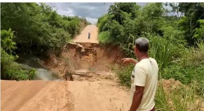 As imagens, enviadas por telespectadores da TV Gazeta, impressionam. A estrada dava acesso a uma lagoa, no Chapadão do 15, interior da cidade