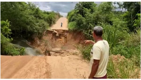 Força da água abre cratera e destrói estrada no interior de Linhares