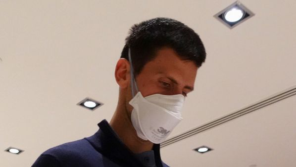 Após não ser aceito por não comprovar estar vacinado contra a covid-19, o tenista sérvio retornou teve de deixar a Austrália, onde disputaria o Australian Open