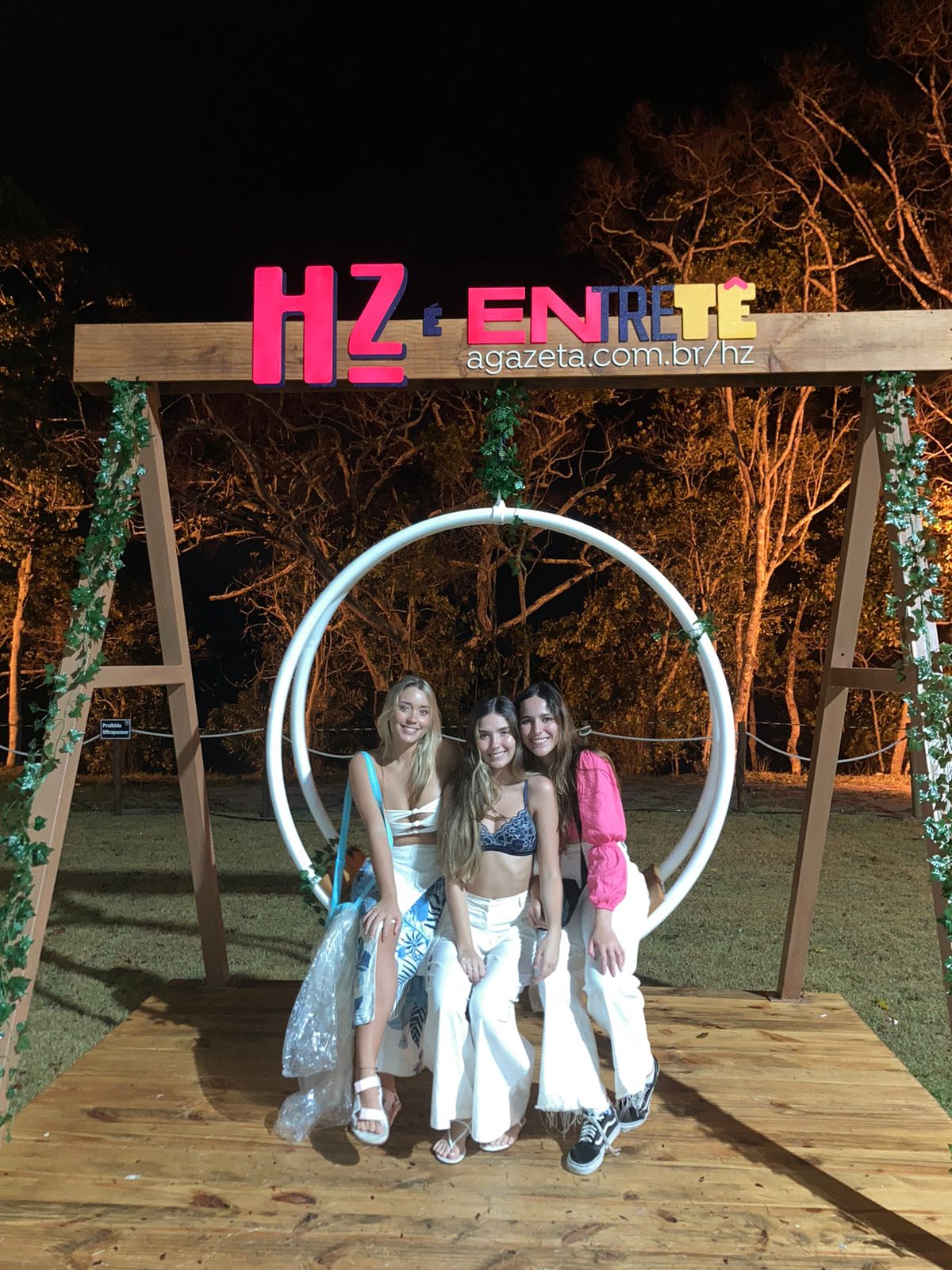 Luisa Villaça, Luana Dias e Dominique Vieira Reis em noite de festa no P12 Parador Guarapari