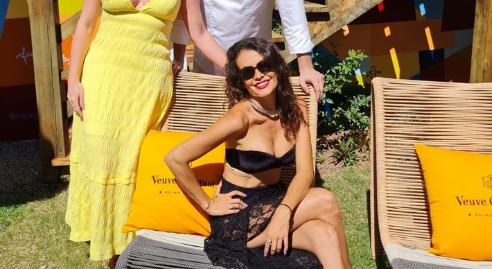 A empresária promoveu o Golden Summer, com menu do chef Hugo Grassi e show da ex-The Voice Tabatha Fher, no dia 15 de janeiro