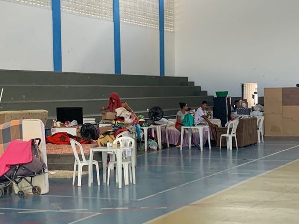 Família arrumando pertences para voltar para casa em Linhares