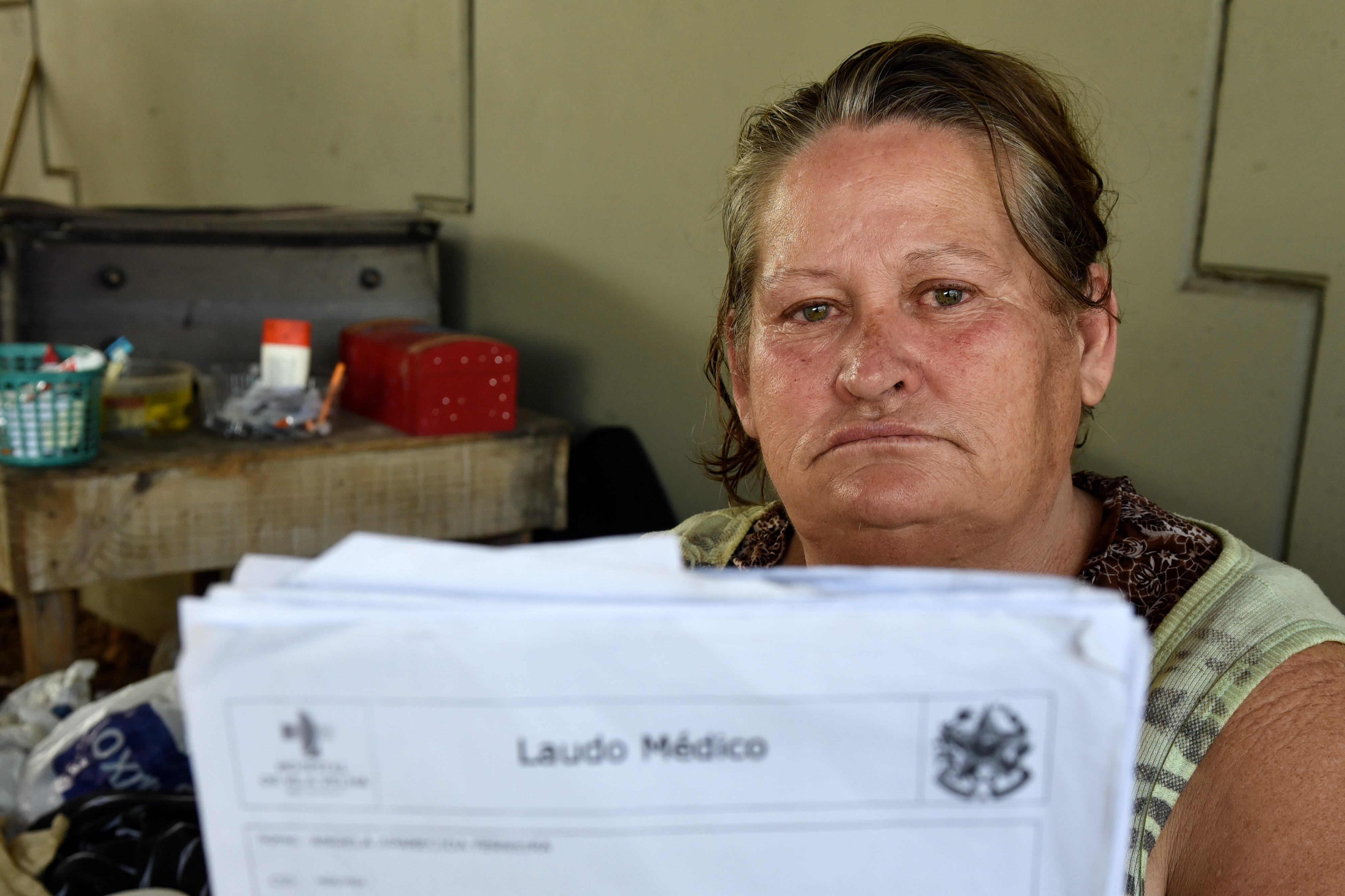 Angela Aparecida Ferreira, 52, salgadeira, sofreu acidente e fraturou o fêmur, impossibilitada de trabalhar, foi despejada e há uma semana mora com o filho, Luan, 25, embaixo de viaduto em Cariacica