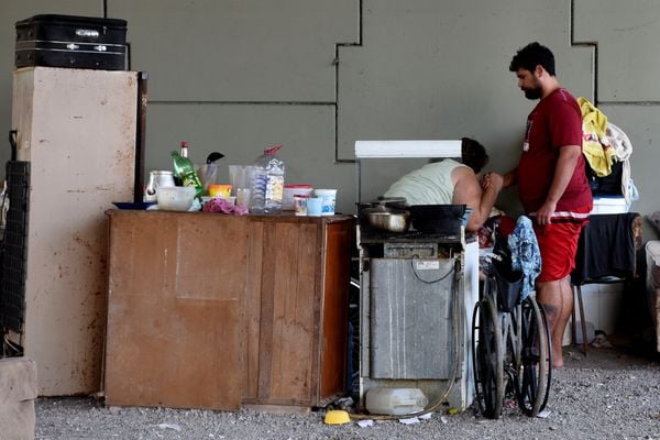  Família ocupa uma área do viaduto após ser despejada do Parque Gramado, em Cariacica por Fernando Madeira