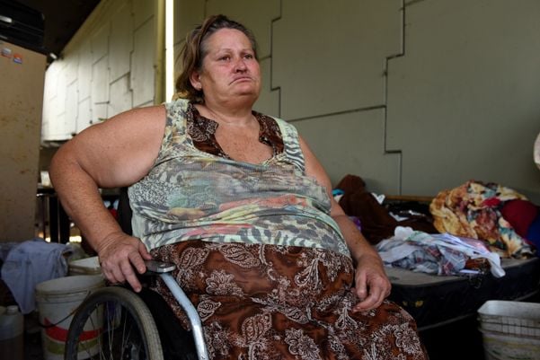 Angela Aparecida Ferreira, 52, salgadeira, sofreu acidente e fraturou o fêmur, impossibilitada de trabalhar, foi despejada e há uma semana mora com o filho, Luan, 25, embaixo de viaduto em Cariacica