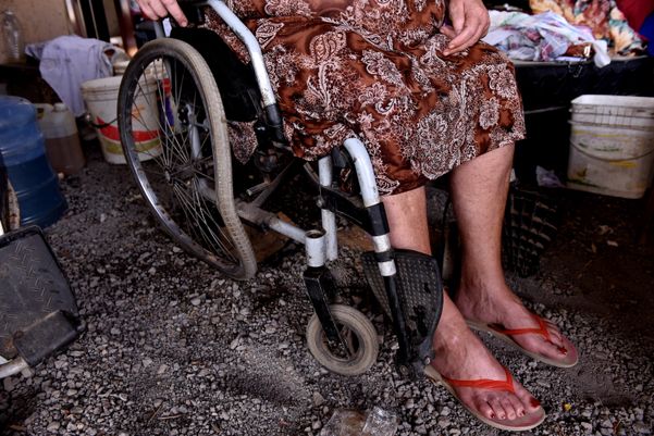 Além da dura realidade, a cadeira de rodas da Angela está com uma das rodas quebradas por Fernando Madeira