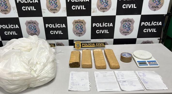No local, os policiais encontraram dois quilos de maconha e 11 quilos de cafeína, que é utilizada no preparo de cocaína; homem de 32 anos foi preso