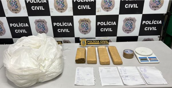 A polícia encontrou dois quilos de maconha e 11 quilos de cafeína no apartamento em Vila Velha
