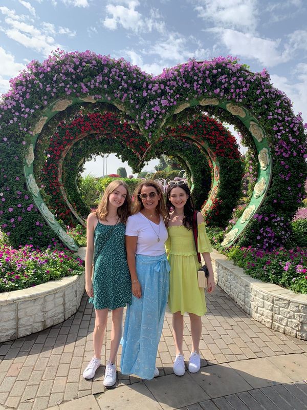 Juliana Magalhães com Rafaela Rabinovitch e Vitória Rezende no Miracle Garden, em Dubai