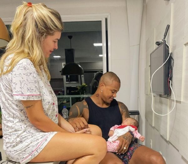 Léo Santana e Lore Improta juntos com a filha, Liz, de três meses
