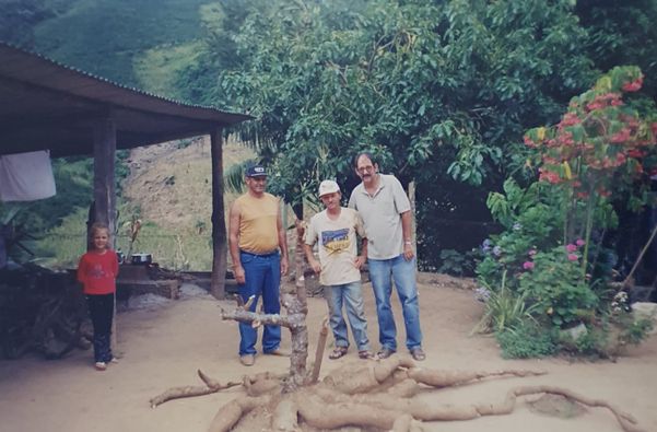 Em 2003, um pé de mandioca de 103 kg foi retirado do sítio, em Vargem Alta Vargem Alta por Arquivo pessoal