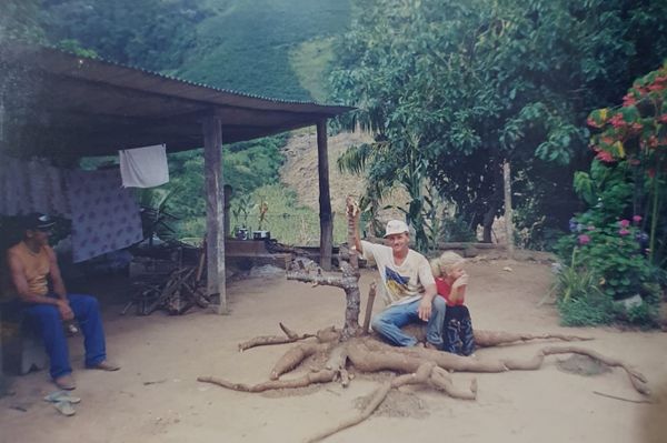 Em 2003, um pé de mandioca de 103 kg foi retirado do sítio, em Vargem Alta por Arquivo pessoal