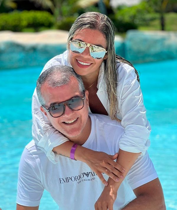 O cirurgião Plástico Adriano Batistuta e sua esposa Thais Lopes Santana estão curtindo férias em Porto de Galinhas.
