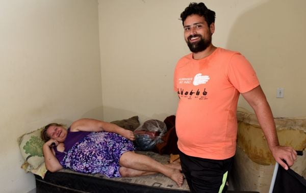 Angela Aparecida, que havia sido despejada da casa onde morava e foi parar embaixo de um viaduto, hoje recebeu o aluguel social e vai morar no bairro Padre Gabriel, em Cariacica  por Fernando Madeira