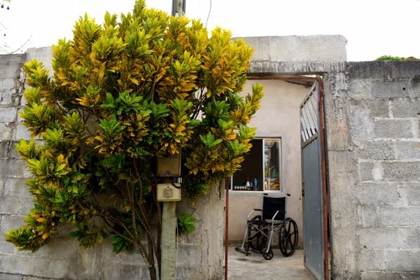 Angela Aparecida, que havia sido despejada da casa onde morava e foi parar embaixo de um viaduto, hoje recebeu o aluguel social e vai morar no bairro Padre Gabriel, em Cariacica  por Fernando Madeira