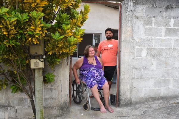 Angela Aparecida, que havia sido despejada da casa onde morava e foi parar embaixo de um viaduto, hoje recebeu o aluguel social e vai morar no bairro Padre Gabriel, em Cariacica  por Fernando Madeira
