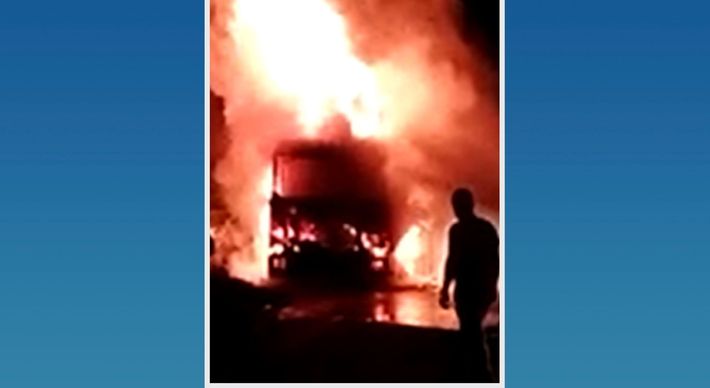 Um caminhão-pipa da própria prefeitura foi acionado para conter as labaredas. Incêndio foi registrado na noite desta quinta (20), na ES 165