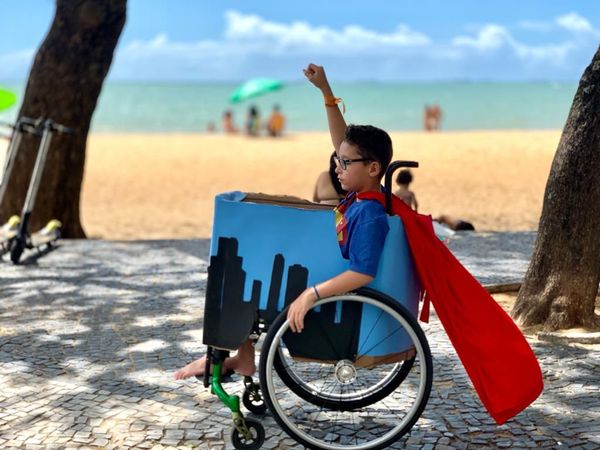 Apesar de ter uma cadeira de rodas, as muletas perdidas são importante para o desenvolvimento do Eduardo