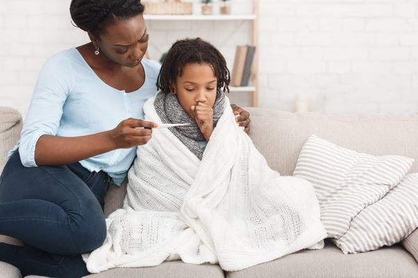 Criança doente - medindo temperatura - termômetro - doença - gripe