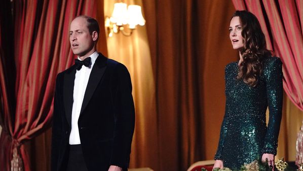 Ex-modelo, olhos claros, 40 anos, casada com um diretor de cinema e amiga de Kate Middleton