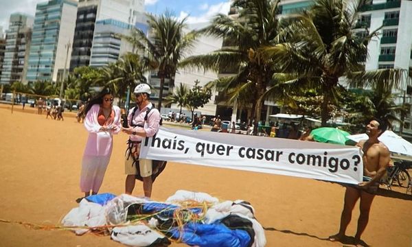Hedjaz pediu a namorada Thaís em casamento após saltar de parapente em Vila Velha
