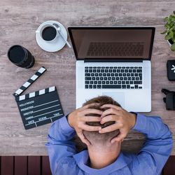 Entre comparações constantes e a pressão por excelência, vivemos uma era em que o medo de não sermos bons o bastante virou sentimento coletivo — e reconhecer isso pode ser o primeiro passo para superá-lo