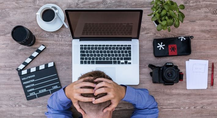 A exposição intensa ao estresse crônico no ambiente de trabalho causa exaustão emocional, despersonalização (passar a agir no automático) e baixa realização profissional