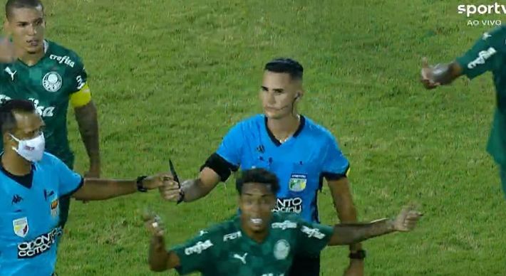 O objeto cortante foi encontrado por jogadores durante o jogo entre Palmeiras e São Paulo, no sábado (22). Caso será investigado