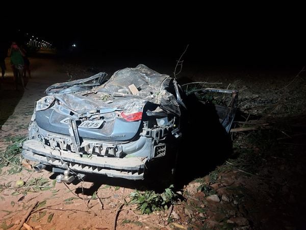 Casal fica ferido e carro é destruído após capotar várias vezes em Vila Velha