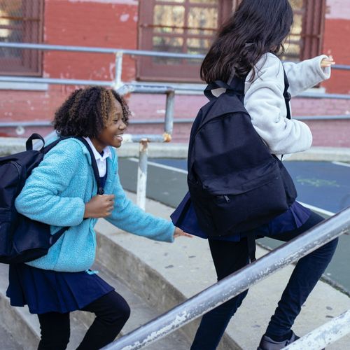 Análise: e quando a escola exige que os alunos usem mochilas da própria instituição?