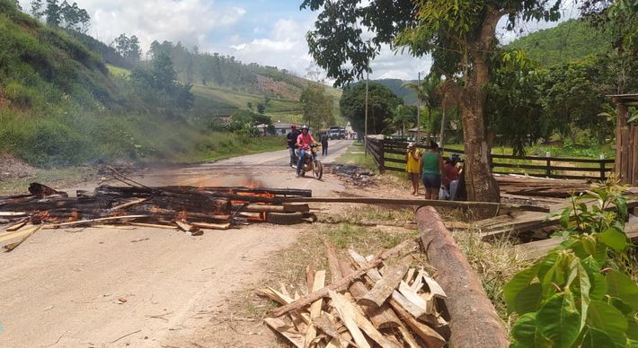 Mãe e filha morreram no acidente deste domingo (23), em Ibitirama. O condutor, de 38 anos, contou que as vítimas entraram na via e ele não conseguiu frear