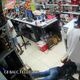 Imagem - Vídeo: criminosos rendem funcionários e assaltam loja na Glória
