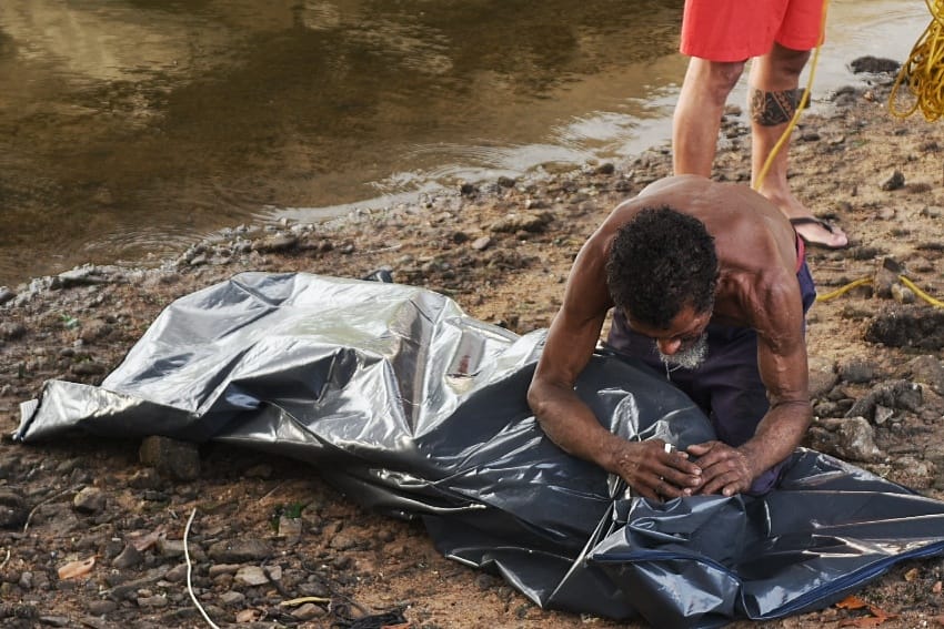 Após horas de buscas na água, Bombeiros encontraram o corpo de um homem perto da Ponte da Passagem, em Vitória