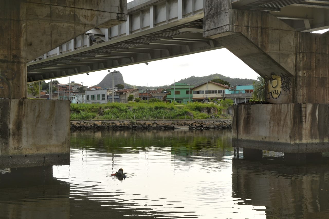 Bombeiros realizam buscas por homem, perto da Ponte da Passagem, em Vitória