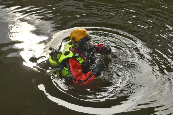 Bombeiros realizam buscas por homem, perto da Ponte da Passagem, em Vitória por Fernando Madeira
