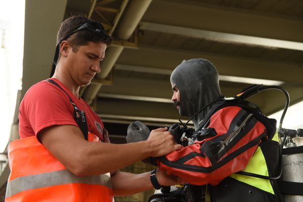 Bombeiros realizam buscas por homem, perto da Ponte da Passagem, em Vitória por Fernando Madeira