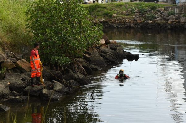 Bombeiros realizam buscas por homem, perto da Ponte da Passagem, em Vitória por Fernando Madeira