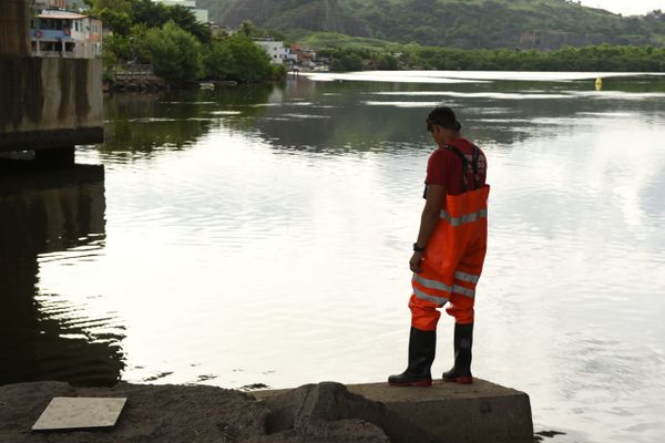 Bombeiros realizam buscas por homem, perto da Ponte da Passagem, em Vitória por Fernando Madeira