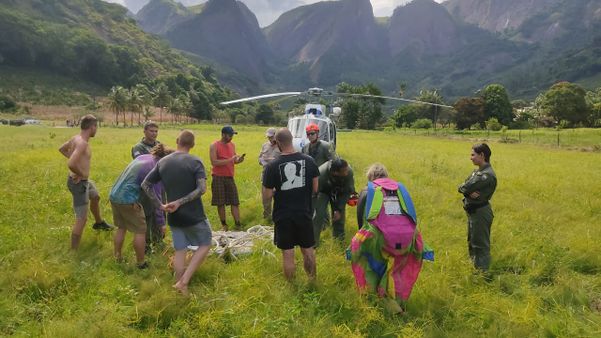Mulher fica presa em árvore após saltar de wingsuit em Castelo por Divulgação \ Notaer