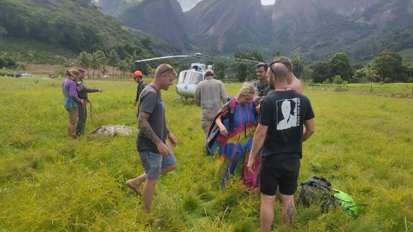 Mulher fica presa em árvore após saltar de wingsuit em Castelo por Divulgação \ Notaer