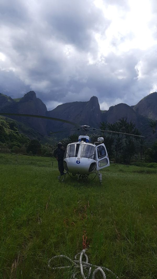 Mulher fica presa em árvore após saltar de wingsuit em Castelo por Divulgação \ Notaer