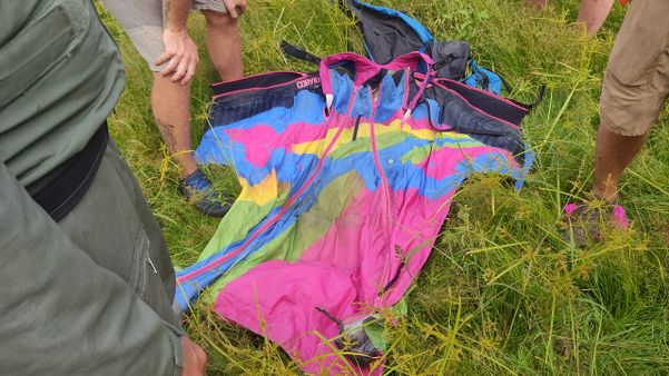 Mulher fica presa em árvore após saltar de wingsuit em Castelo por Divulgação \ Notaer