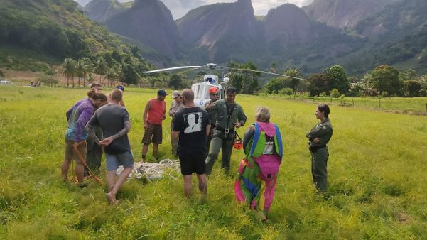 Mulher fica presa em árvore após saltar de wingsuit em Castelo por Divulgação \ Notaer